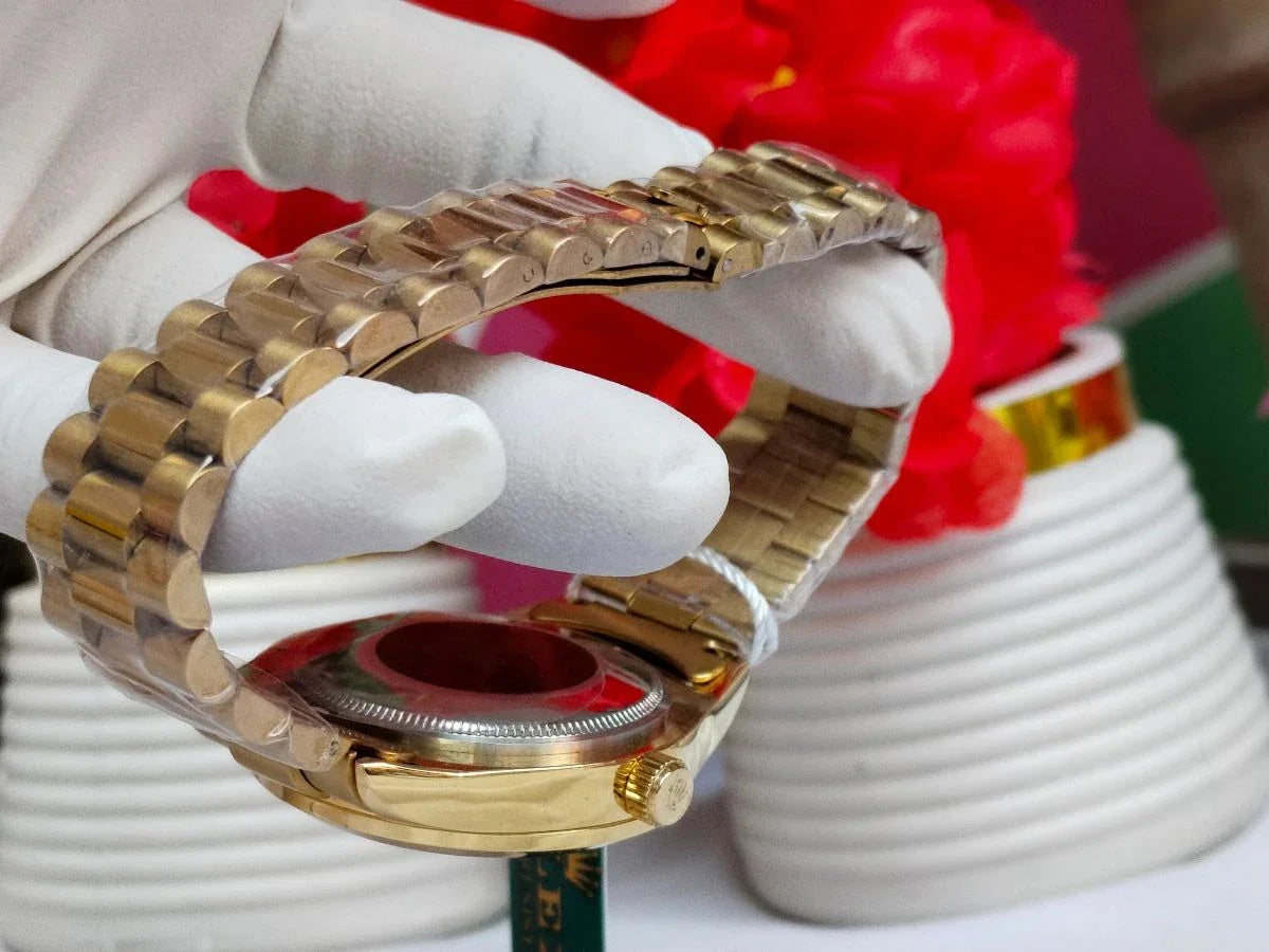 Royal Gold X Black – Mirror Shine, Bold Presence