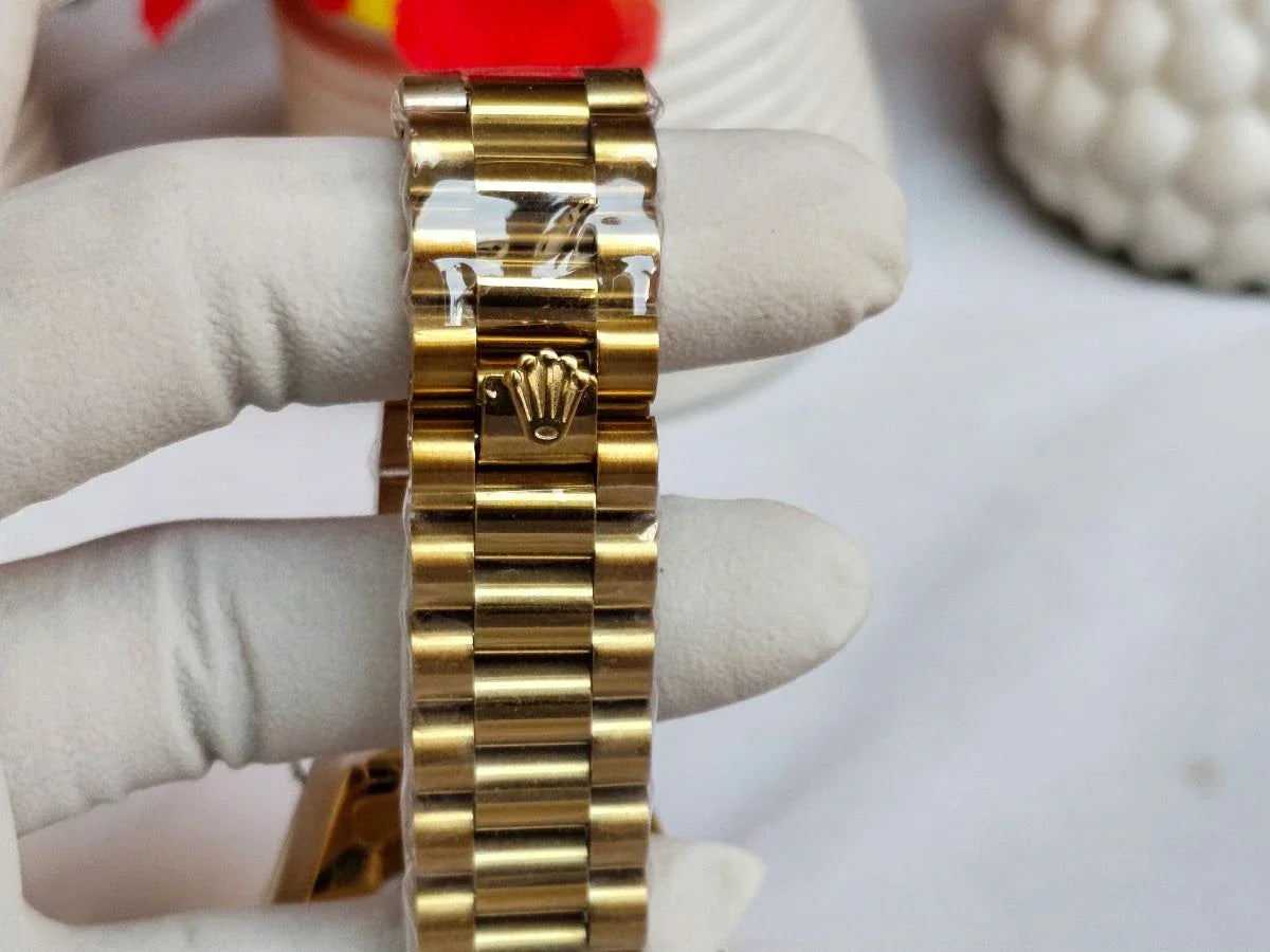 Royal Gold X Black – Mirror Shine, Bold Presence